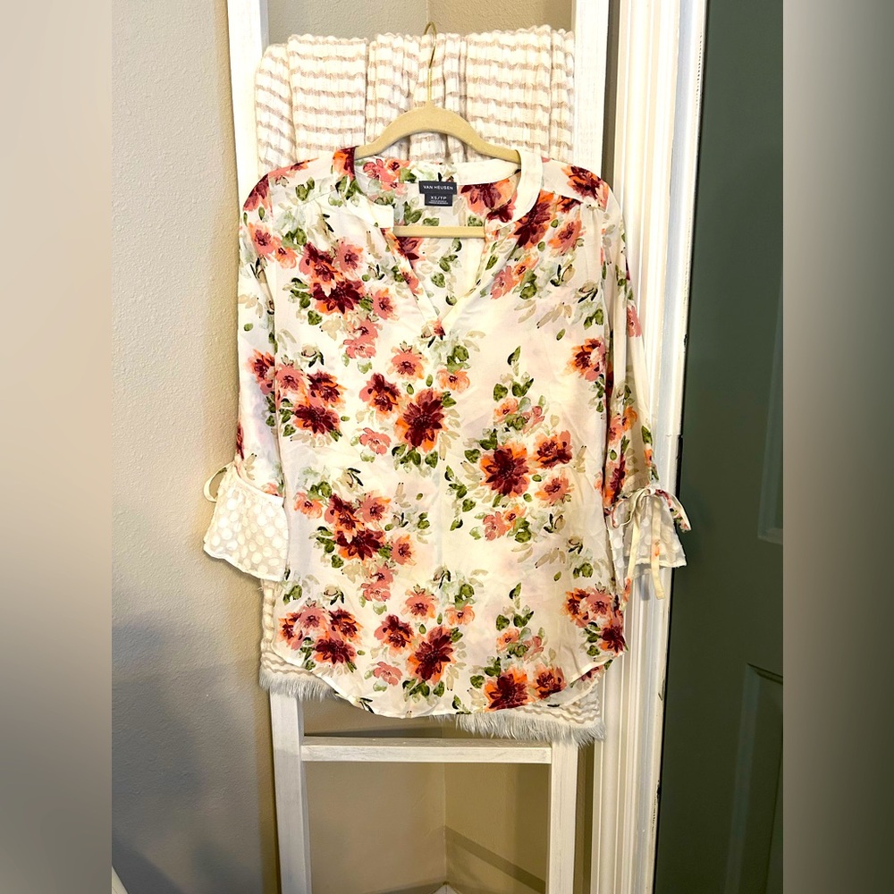 Van Heusen blouse with belle sleeves. Size XS